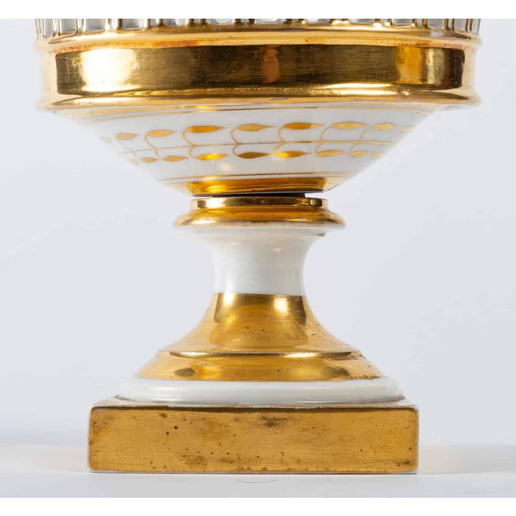 3 coupes en porcelaine de Paris, blanche et or, Époque Empire | Biron 3 coupes en porcelaine de Paris, blanche et or, Époque Empire
