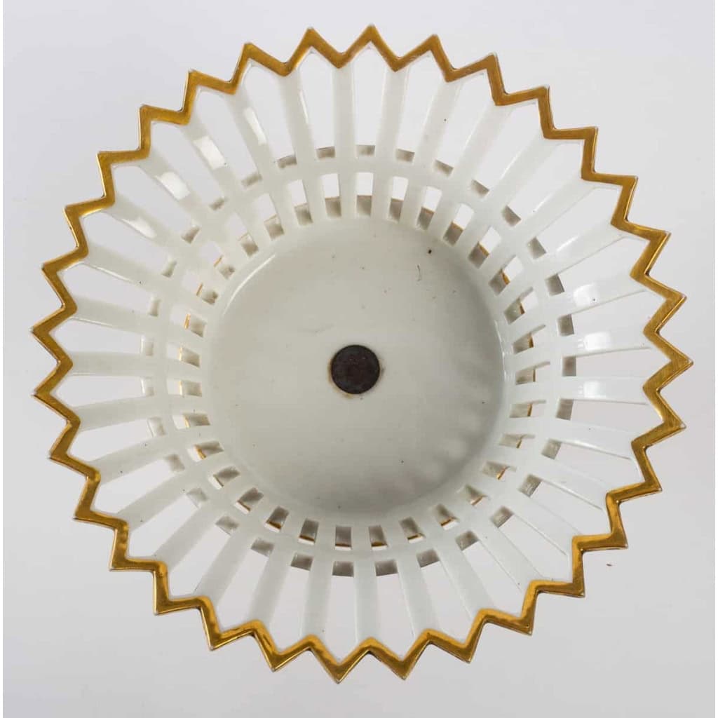 3 coupes en porcelaine de Paris, blanche et or, Époque Empire | Biron 3 coupes en porcelaine de Paris, blanche et or, Époque Empire