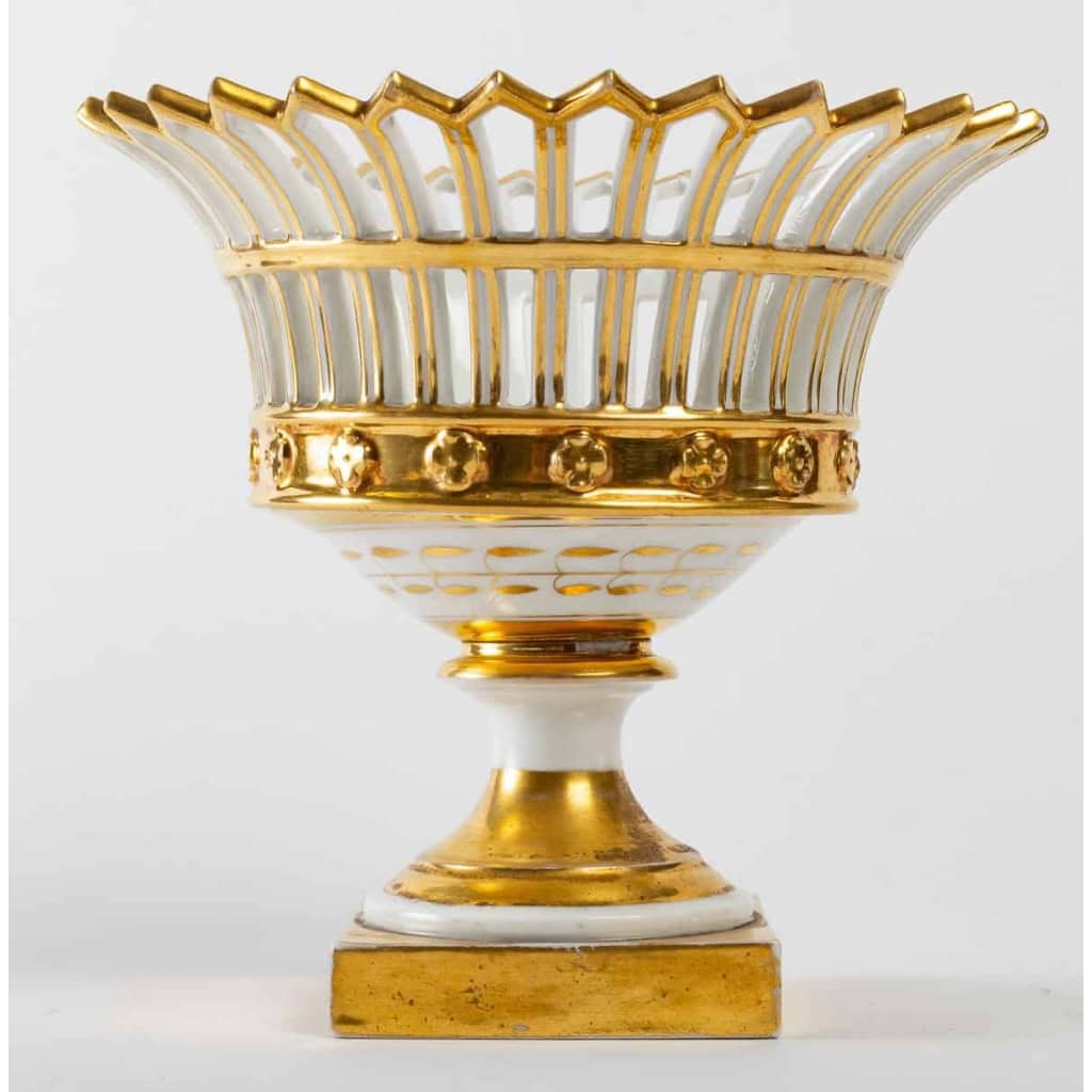 3 coupes en porcelaine de Paris, blanche et or, Époque Empire | Biron 3 coupes en porcelaine de Paris, blanche et or, Époque Empire