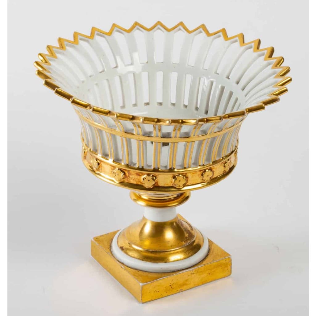 3 coupes en porcelaine de Paris, blanche et or, Époque Empire | Biron 3 coupes en porcelaine de Paris, blanche et or, Époque Empire