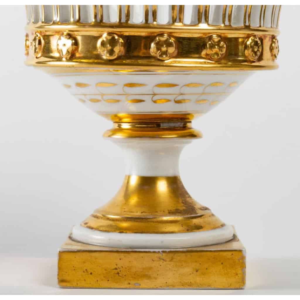 3 coupes en porcelaine de Paris, blanche et or, Époque Empire | Biron 3 coupes en porcelaine de Paris, blanche et or, Époque Empire