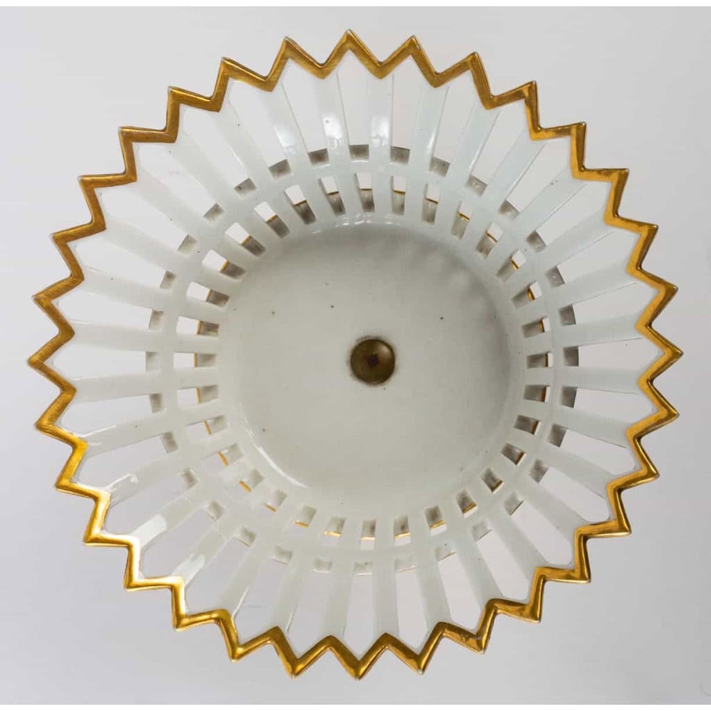 3 coupes en porcelaine de Paris, blanche et or, Époque Empire | Biron 3 coupes en porcelaine de Paris, blanche et or, Époque Empire