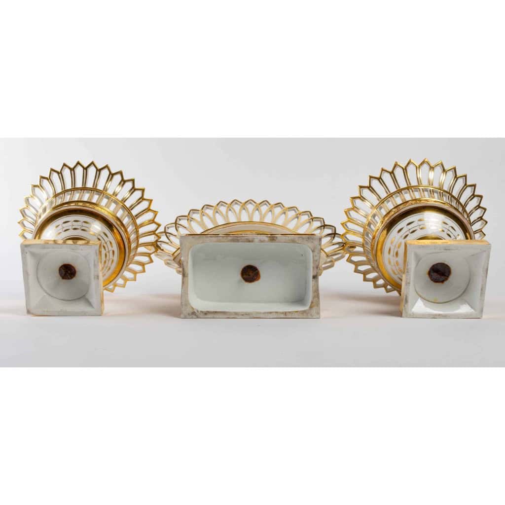 3 coupes en porcelaine de Paris, blanche et or, Époque Empire | Biron 3 coupes en porcelaine de Paris, blanche et or, Époque Empire