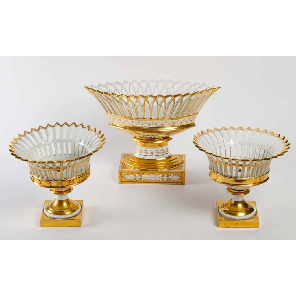 3 coupes en porcelaine de Paris, blanche et or, Époque Empire | Biron 3 coupes en porcelaine de Paris, blanche et or, Époque Empire