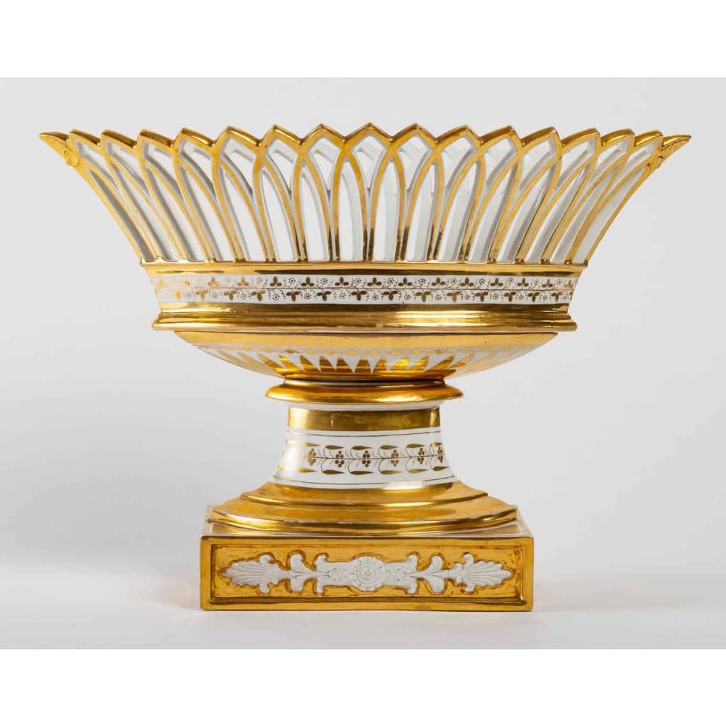 3 coupes en porcelaine de Paris, blanche et or, Époque Empire | Biron 3 coupes en porcelaine de Paris, blanche et or, Époque Empire