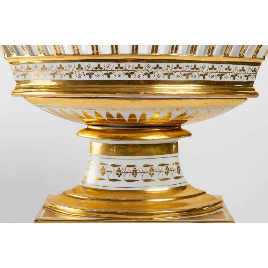 3 coupes en porcelaine de Paris, blanche et or, Époque Empire | Biron 3 coupes en porcelaine de Paris, blanche et or, Époque Empire