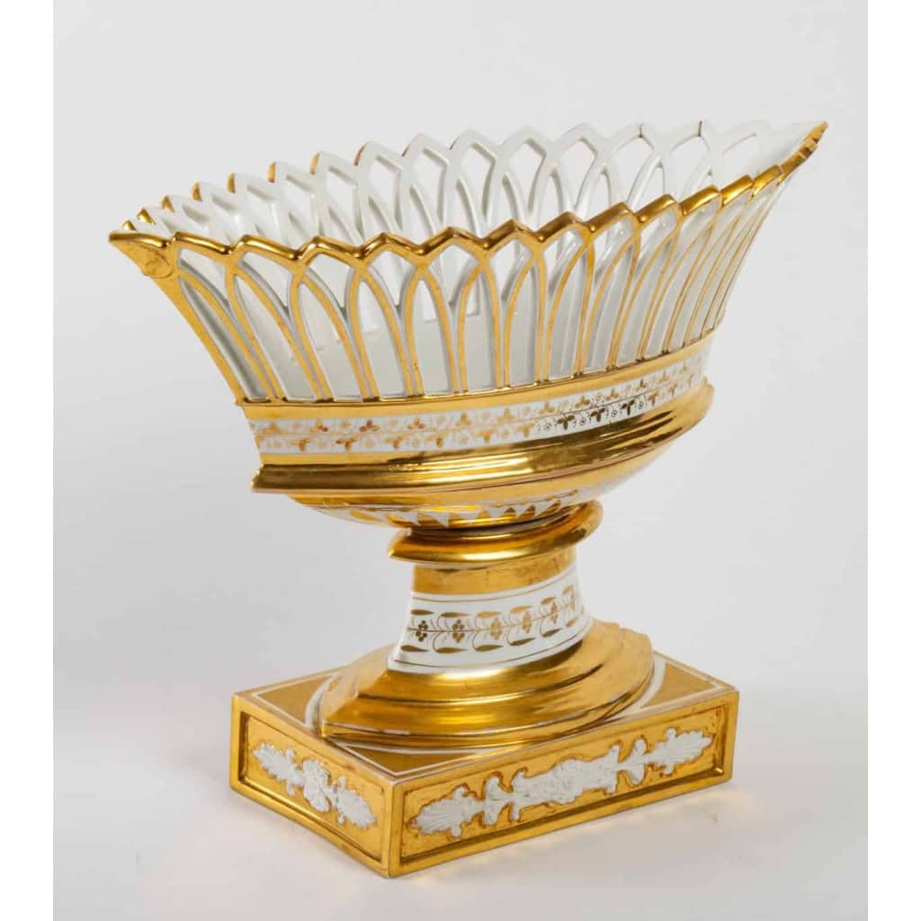 3 coupes en porcelaine de Paris, blanche et or, Époque Empire | Biron 3 coupes en porcelaine de Paris, blanche et or, Époque Empire