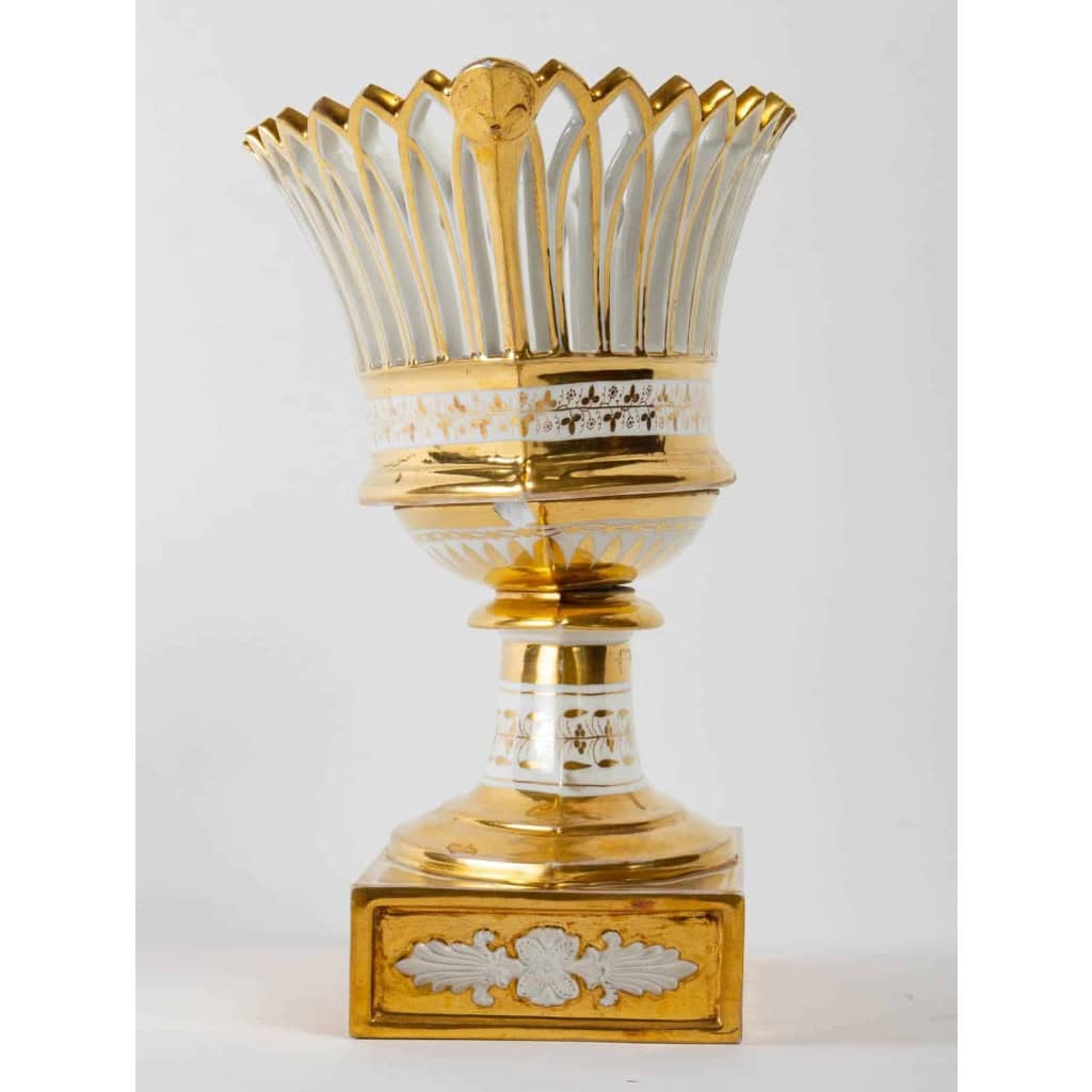 3 coupes en porcelaine de Paris, blanche et or, Époque Empire | Biron 3 coupes en porcelaine de Paris, blanche et or, Époque Empire