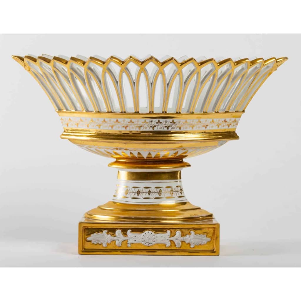 3 coupes en porcelaine de Paris, blanche et or, Époque Empire | Biron 3 coupes en porcelaine de Paris, blanche et or, Époque Empire