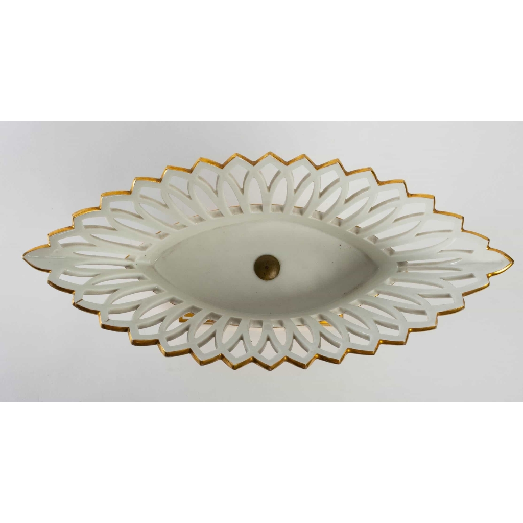 3 coupes en porcelaine de Paris, blanche et or, Époque Empire | Biron 3 coupes en porcelaine de Paris, blanche et or, Époque Empire