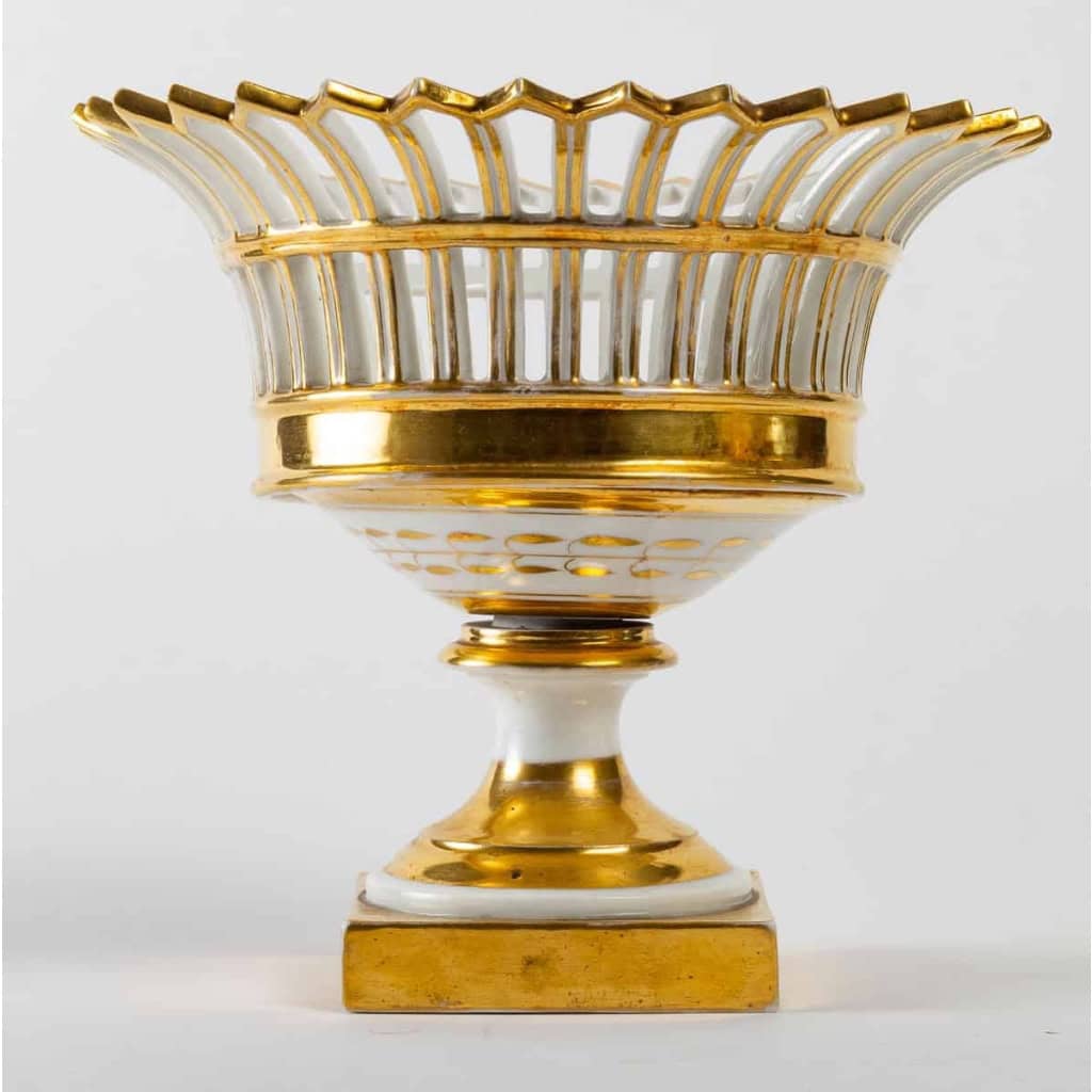 3 coupes en porcelaine de Paris, blanche et or, Époque Empire | Biron 3 coupes en porcelaine de Paris, blanche et or, Époque Empire