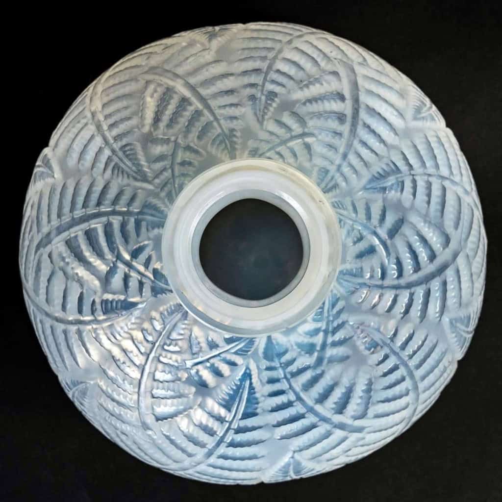 Vase "Espalion" verre opalescent double-couche patiné gris de René LALIQUE