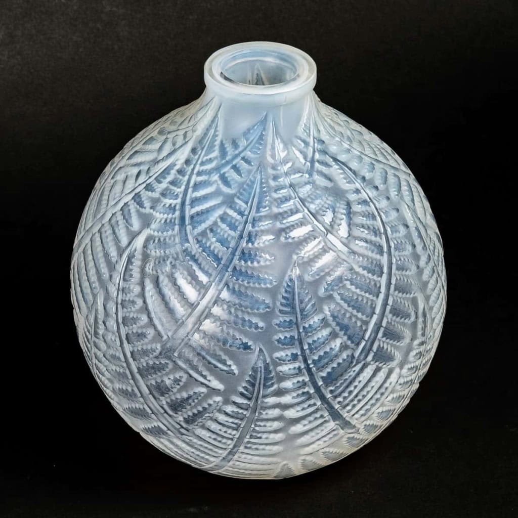 Vase "Espalion" verre opalescent double-couche patiné gris de René LALIQUE