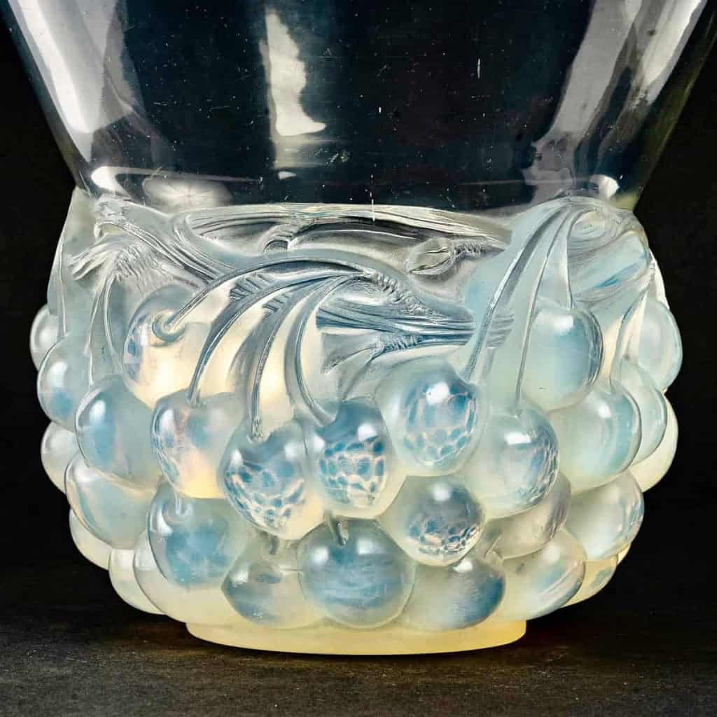 Vase "Cerises" verre opalescent de René LALIQUE