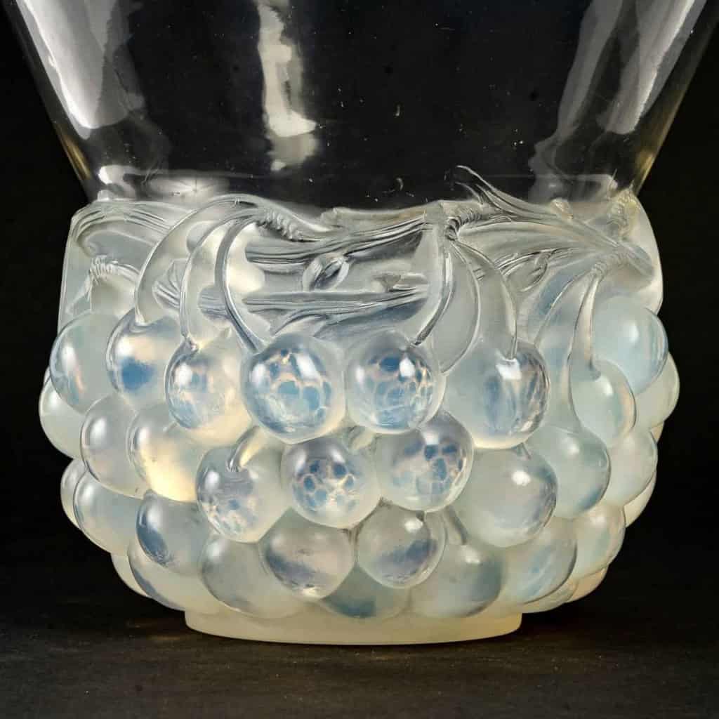 Vase "Cerises" verre opalescent de René LALIQUE