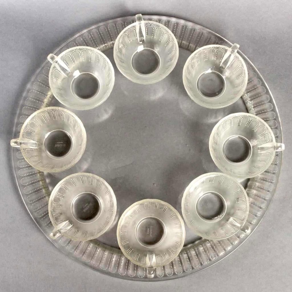 Service « Jaffa » verre blanc 9 Pièces (1 Plateau – 8 Coupes) de René LALIQUE | Biron Service "Jaffa" verre blanc 9 Pièces (1 Plateau - 8 Coupes) de René LALIQUE