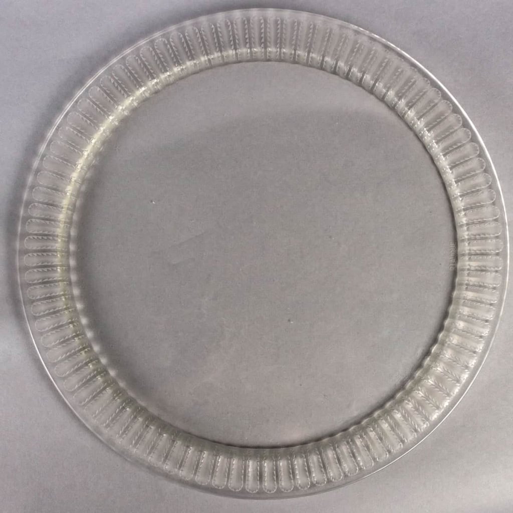 Service « Jaffa » verre blanc 9 Pièces (1 Plateau – 8 Coupes) de René LALIQUE | Biron Service "Jaffa" verre blanc 9 Pièces (1 Plateau - 8 Coupes) de René LALIQUE