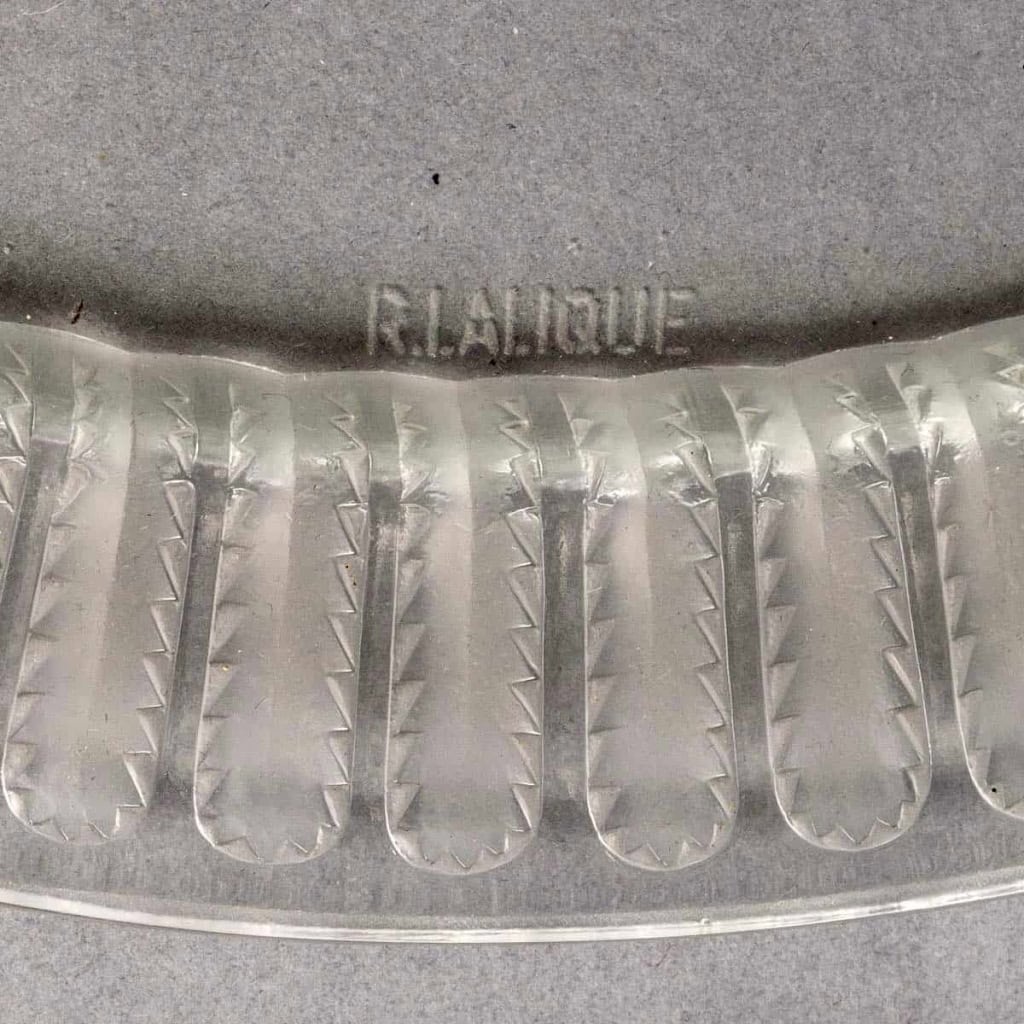 Service « Jaffa » verre blanc 9 Pièces (1 Plateau – 8 Coupes) de René LALIQUE | Biron Service "Jaffa" verre blanc 9 Pièces (1 Plateau - 8 Coupes) de René LALIQUE