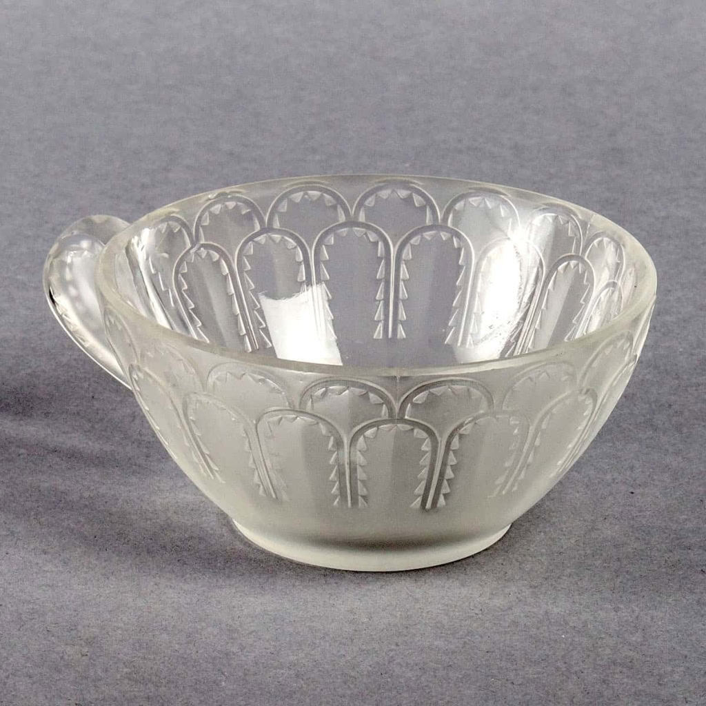 Service « Jaffa » verre blanc 9 Pièces (1 Plateau – 8 Coupes) de René LALIQUE | Biron Service "Jaffa" verre blanc 9 Pièces (1 Plateau - 8 Coupes) de René LALIQUE