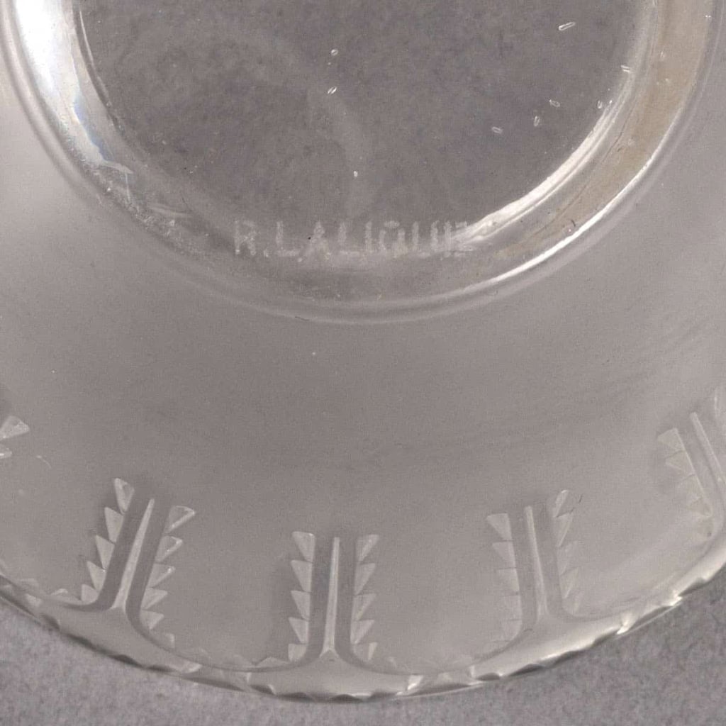 Service « Jaffa » verre blanc 9 Pièces (1 Plateau – 8 Coupes) de René LALIQUE | Biron Service "Jaffa" verre blanc 9 Pièces (1 Plateau - 8 Coupes) de René LALIQUE
