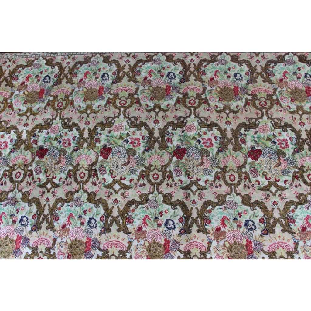 Grand Tapis Ghoum En Soie Qualité Extra Fin – Très Grande Dimension Vers 1960 XXème – Epoque Du | Biron Grand Tapis Ghoum En Soie Qualité Extra Fin - Très Grande Dimension Vers 1960 XXème - Epoque Du