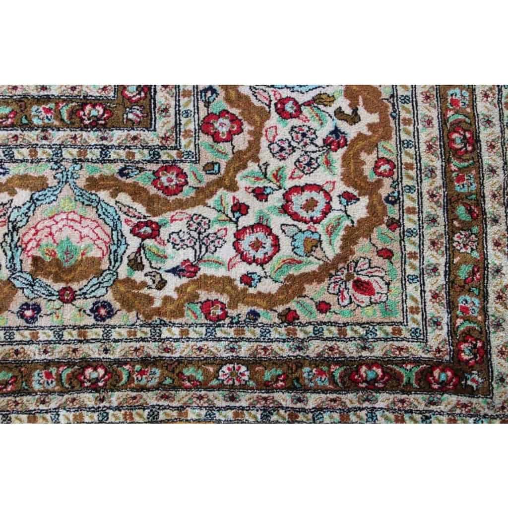 Grand Tapis Ghoum En Soie Qualité Extra Fin – Très Grande Dimension Vers 1960 XXème – Epoque Du | Biron Grand Tapis Ghoum En Soie Qualité Extra Fin - Très Grande Dimension Vers 1960 XXème - Epoque Du