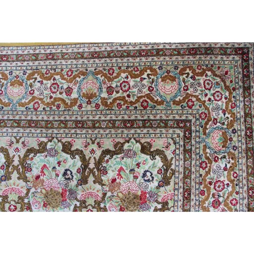 Grand Tapis Ghoum En Soie Qualité Extra Fin – Très Grande Dimension Vers 1960 XXème – Epoque Du | Biron Grand Tapis Ghoum En Soie Qualité Extra Fin - Très Grande Dimension Vers 1960 XXème - Epoque Du