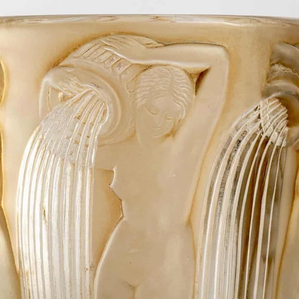 Vase "Danaïdes" verre blanc patiné sépia de René LALIQUE