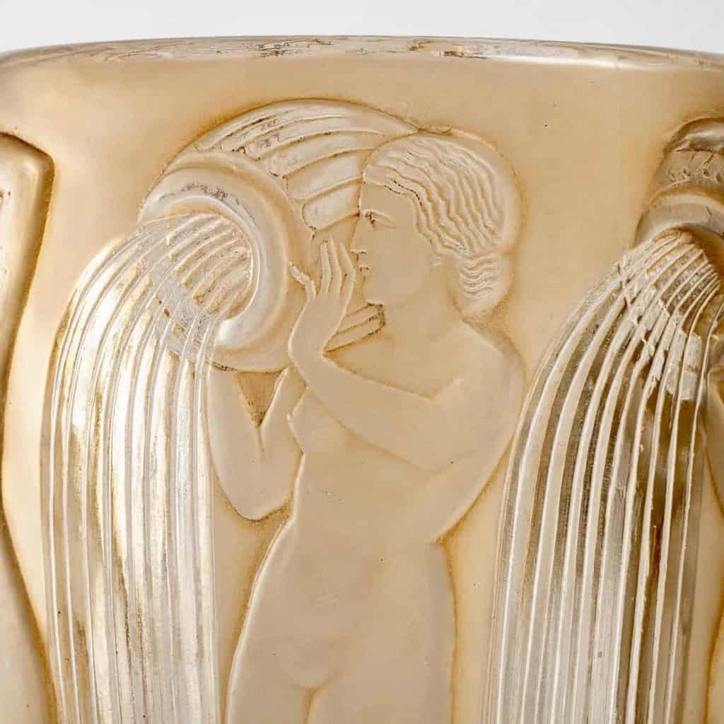 Vase "Danaïdes" verre blanc patiné sépia de René LALIQUE