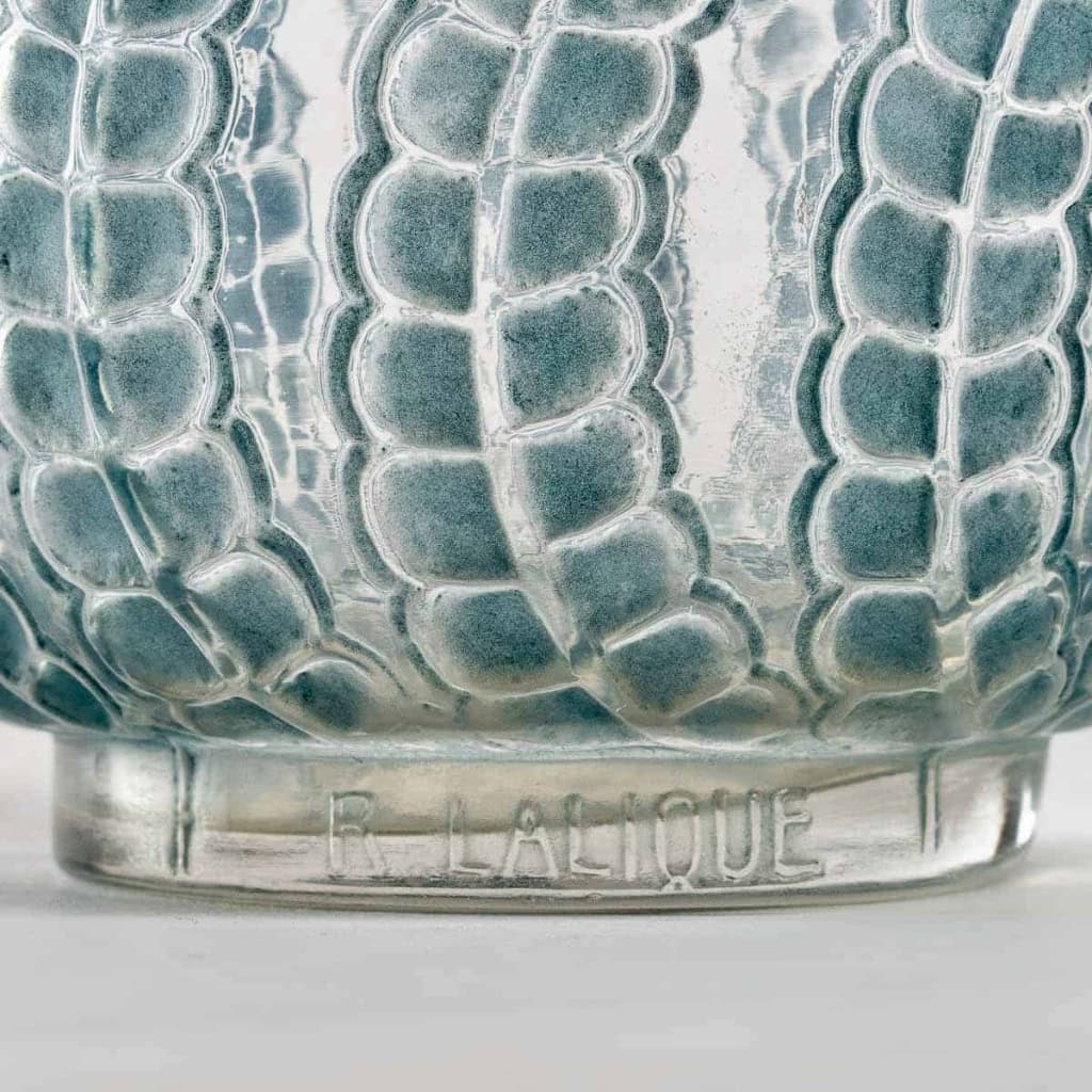 Vase "Méduse" verre blanc patiné bleu de René LALIQUE