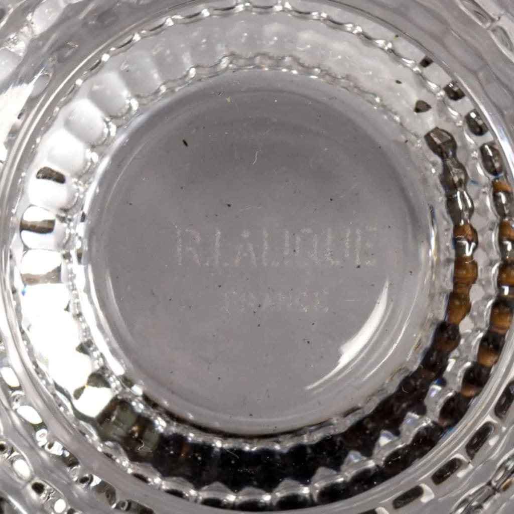 Service « Nippon » verre blanc 32 Pièces (30 Verres + 1 Broc + 1 Carafe) de René LALIQUE | Biron Service "Nippon" verre blanc 32 Pièces (30 Verres + 1 Broc + 1 Carafe) de René LALIQUE