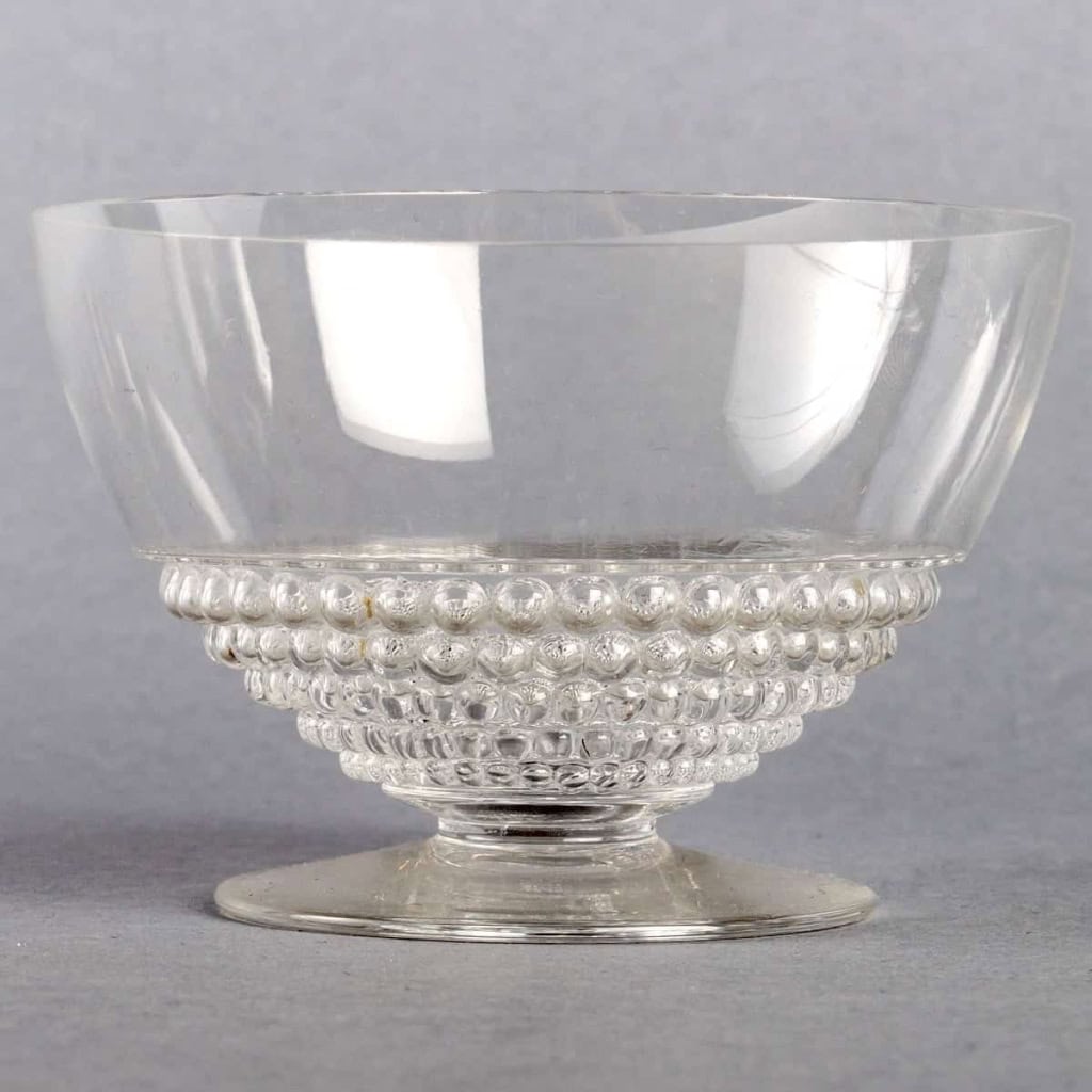 Service « Nippon » verre blanc 32 Pièces (30 Verres + 1 Broc + 1 Carafe) de René LALIQUE | Biron Service "Nippon" verre blanc 32 Pièces (30 Verres + 1 Broc + 1 Carafe) de René LALIQUE