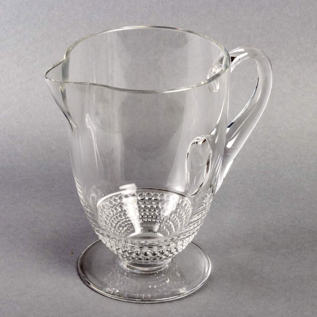 Service « Nippon » verre blanc 32 Pièces (30 Verres + 1 Broc + 1 Carafe) de René LALIQUE | Biron Service "Nippon" verre blanc 32 Pièces (30 Verres + 1 Broc + 1 Carafe) de René LALIQUE