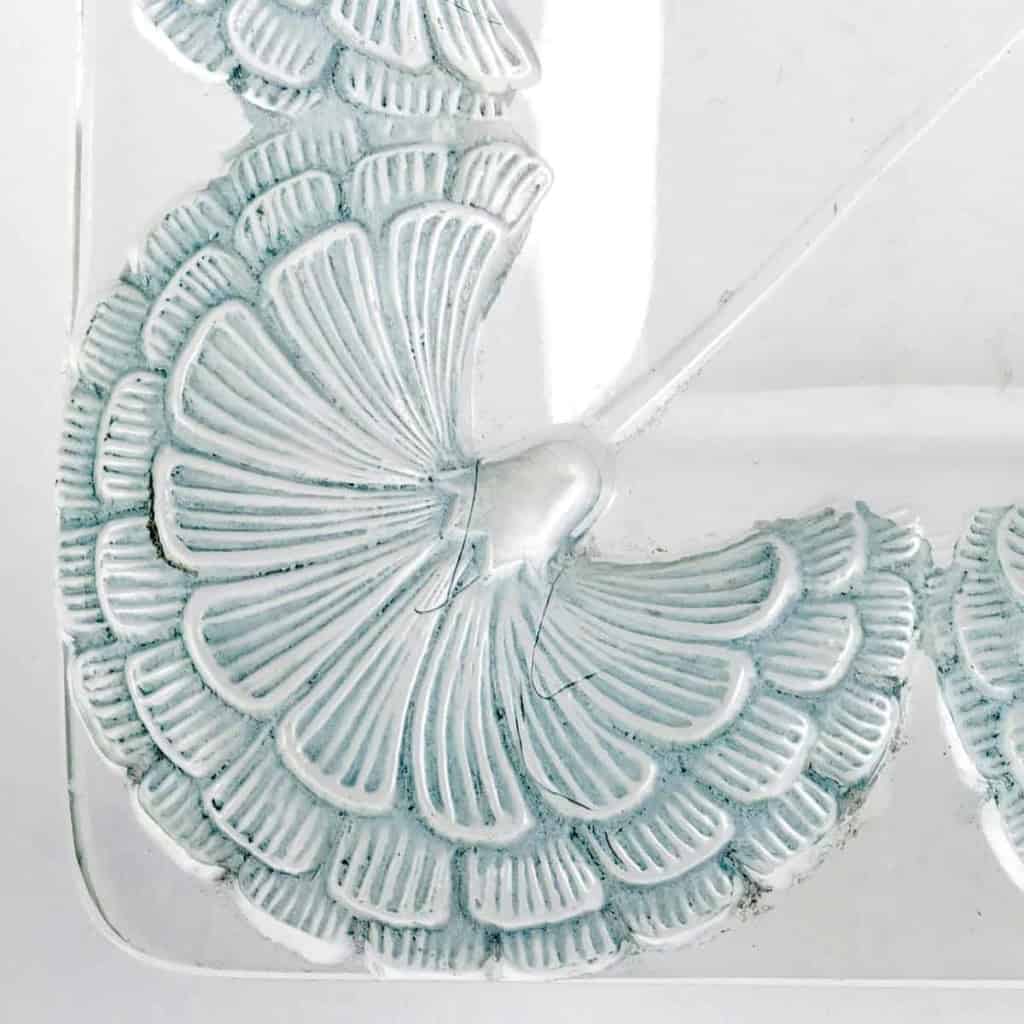 Plateau plat « Oeillets » verre blanc patiné bleu de René LALIQUE | Biron Plateau plat "Oeillets" verre blanc patiné bleu de René LALIQUE