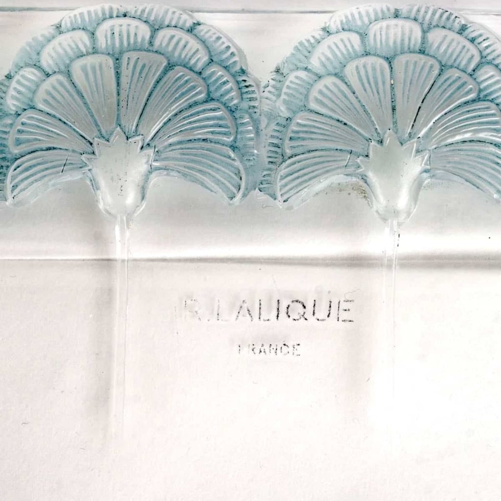 Plateau plat « Oeillets » verre blanc patiné bleu de René LALIQUE | Biron Plateau plat "Oeillets" verre blanc patiné bleu de René LALIQUE