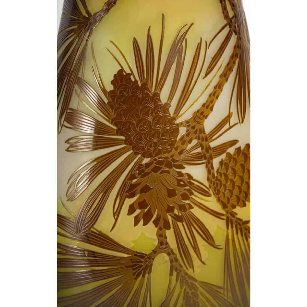 Vase Gallé aux Pommes de Pin