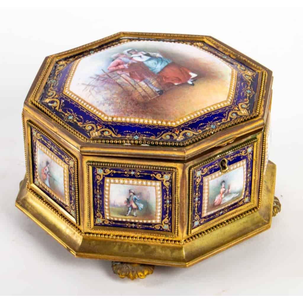 Boîte en bronze doré et porcelaine, XIXème siècle | Biron |||||||