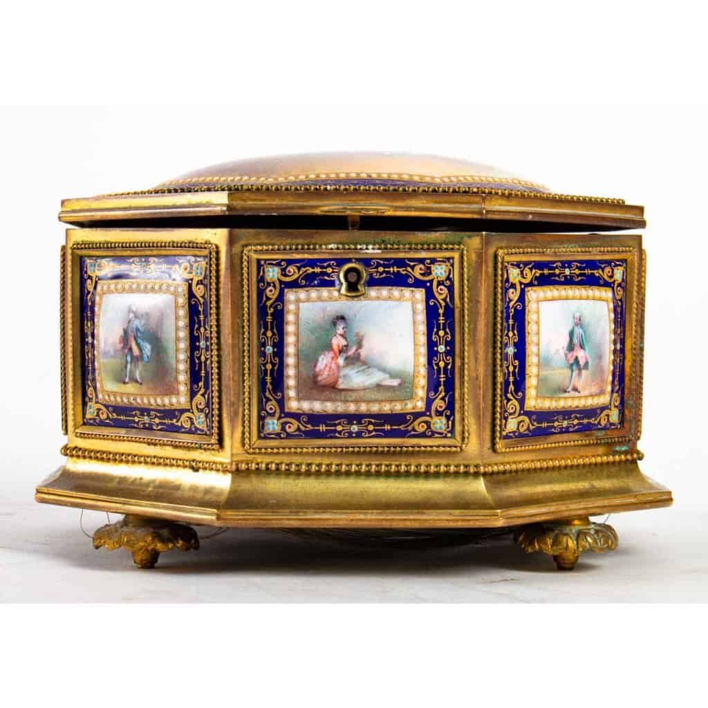 Boîte en bronze doré et porcelaine, XIXème siècle | Biron Boîte en bronze doré et porcelaine, XIXème siècle