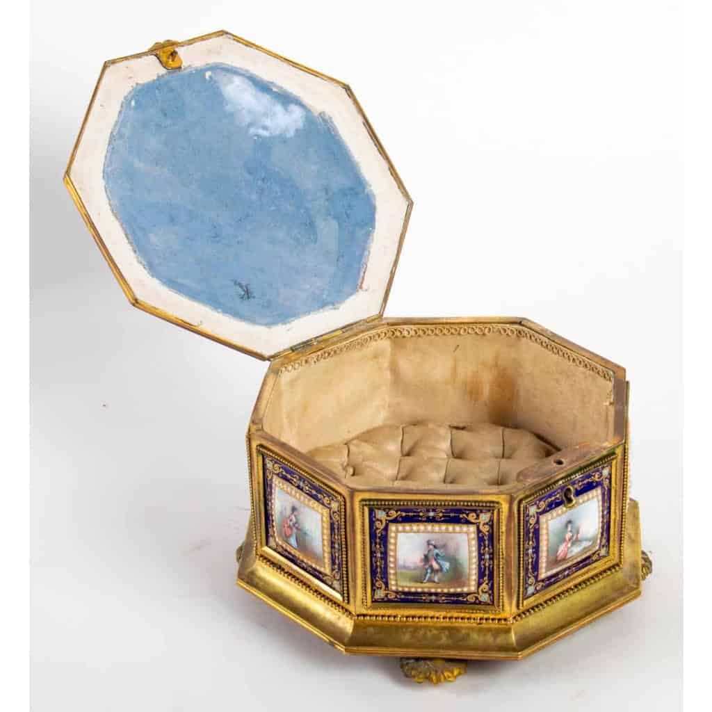 Boîte en bronze doré et porcelaine, XIXème siècle | Biron Boîte en bronze doré et porcelaine, XIXème siècle