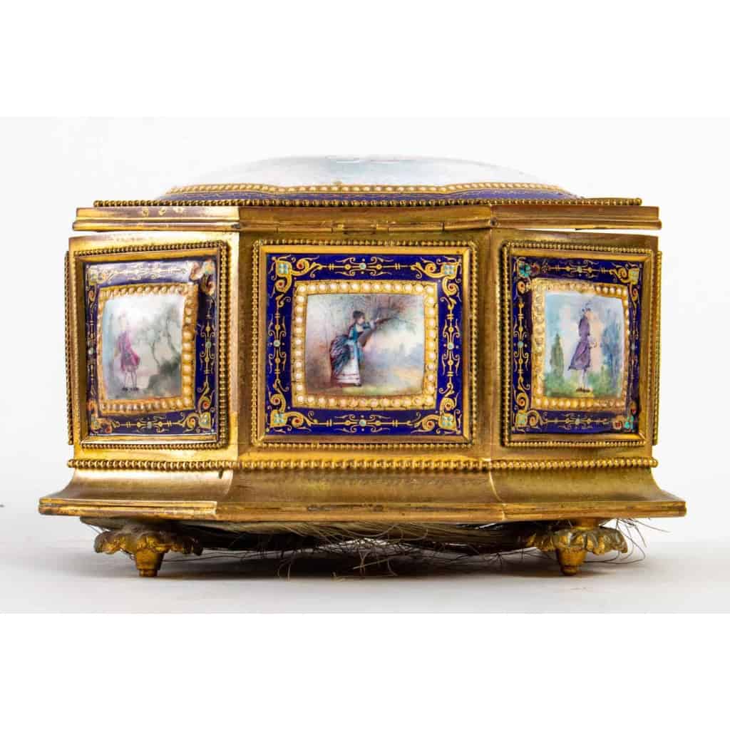 Boîte en bronze doré et porcelaine, XIXème siècle | Biron Boîte en bronze doré et porcelaine, XIXème siècle