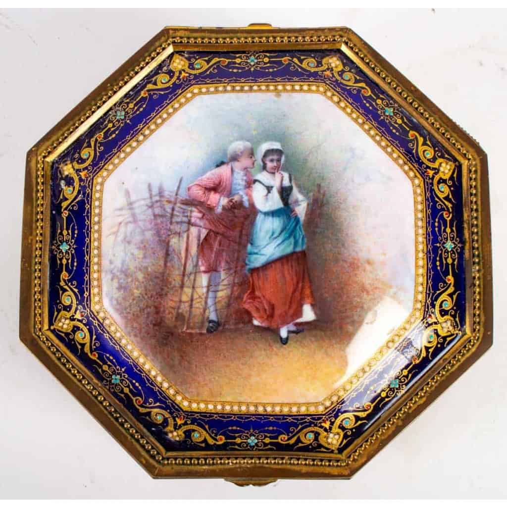 Boîte en bronze doré et porcelaine, XIXème siècle | Biron Boîte en bronze doré et porcelaine, XIXème siècle