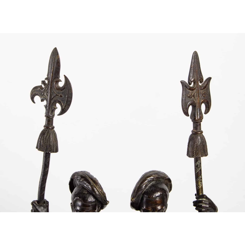 Garniture de cheminée et ses deux sujets, XIX ème siècle | Biron Garniture de cheminée et ses deux sujets, XIX ème siècle