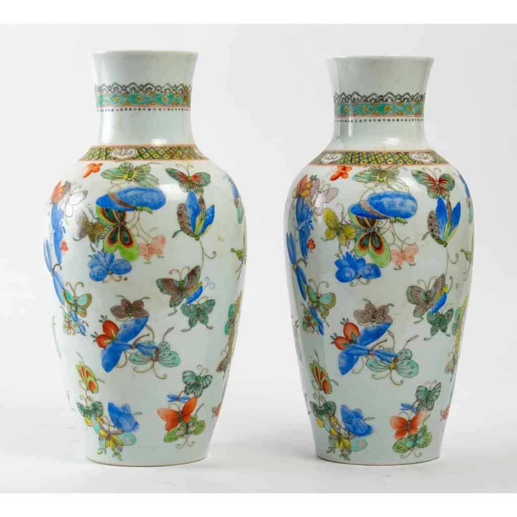 Paire de vases en porcelaine à décors de papillon, chênes | Biron |||||||