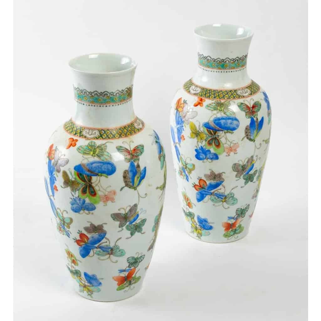 Paire de vases en porcelaine à décors de papillon, chênes | Biron Paire de vases en porcelaine à décors de papillon, chênes