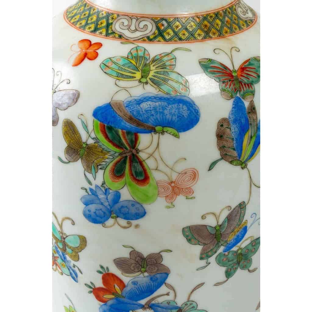 Paire de vases en porcelaine à décors de papillon, chênes | Biron Paire de vases en porcelaine à décors de papillon, chênes