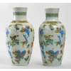 Paire de vases en porcelaine à décors de papillon, chênes | Biron Paire de vases en porcelaine à décors de papillon, chênes