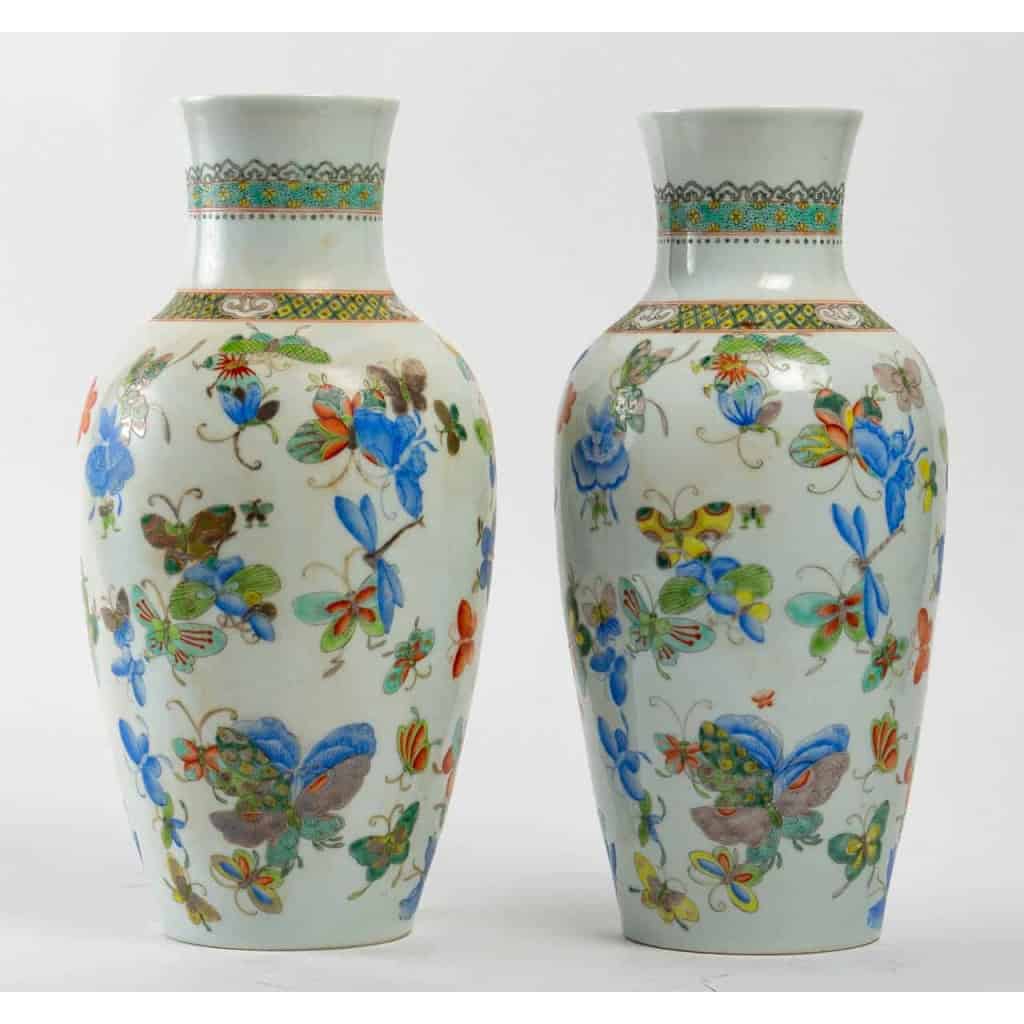 Paire de vases en porcelaine à décors de papillon, chênes | Biron Paire de vases en porcelaine à décors de papillon, chênes
