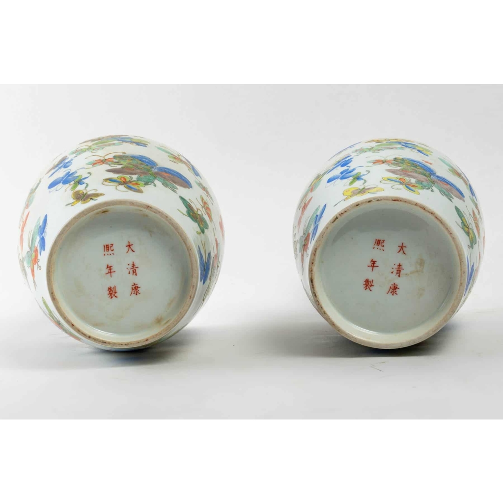 Paire de vases en porcelaine à décors de papillon, chênes | Biron Paire de vases en porcelaine à décors de papillon, chênes