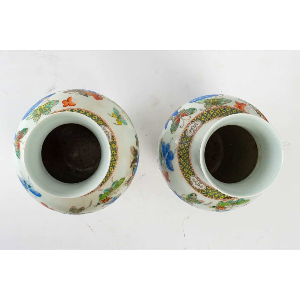 Paire de vases en porcelaine à décors de papillon, chênes | Biron Paire de vases en porcelaine à décors de papillon, chênes