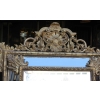 1880′ Miroir à Fronton style Louis XIV à Parecloses Doré à l’Or 169 x127 cm | Biron 1880′ Miroir à Fronton style Louis XIV à Parecloses Doré à l’Or 169 x127 cm